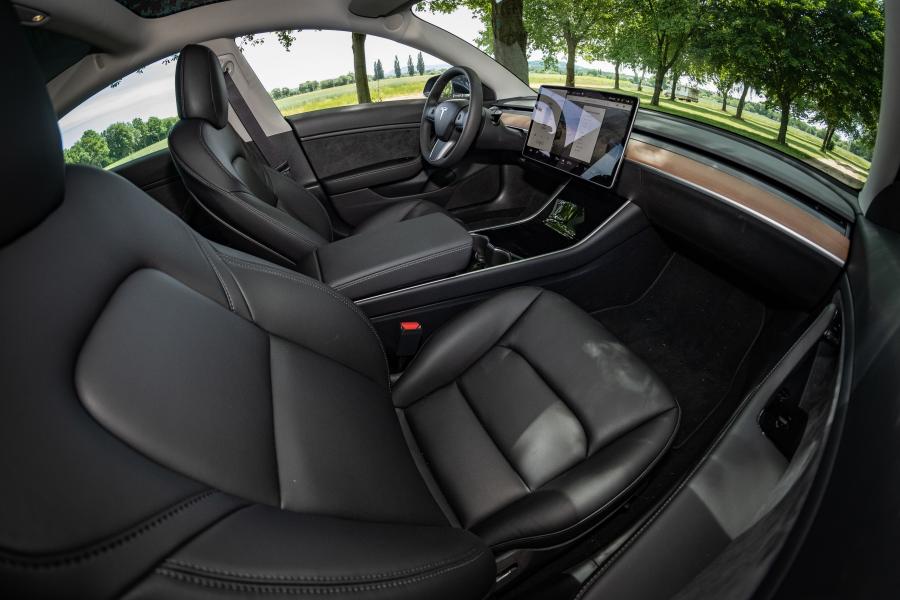 Интерьер Tesla Model 3 2018 года  (WW) (фото 20 из 20)